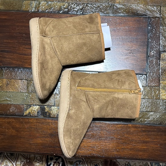 Light Brown Hugs pre-loved boots size medium 7/8. - Picture 1 of 4